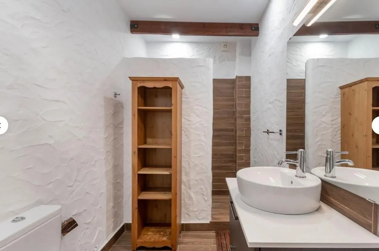 אדחה Casa Tenades 0*,